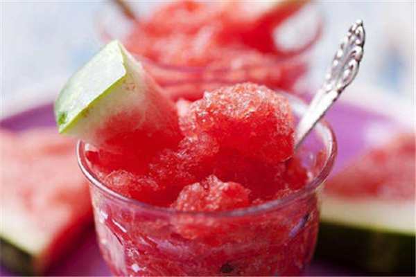 冰西瓜要不要用保鮮膜 冰西瓜放多久不能吃 冰西瓜要不要用保鮮膜 冰西瓜放多久不能吃