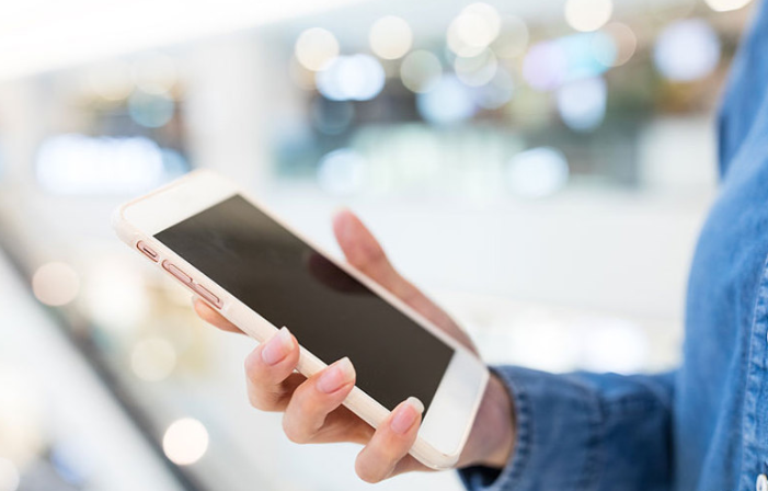 夫妻之間互看手機(jī)正常嗎 算侵犯隱私權(quán)嗎 夫妻之間互看手機(jī)正常嗎 算侵犯隱私權(quán)嗎