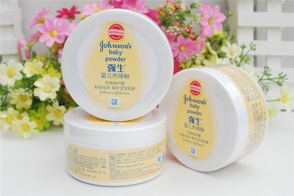 痱子粉對(duì)寶寶有有害嗎 痱子粉寶寶能用嗎 痱子粉對(duì)寶寶有有害嗎 痱子粉寶寶能用嗎