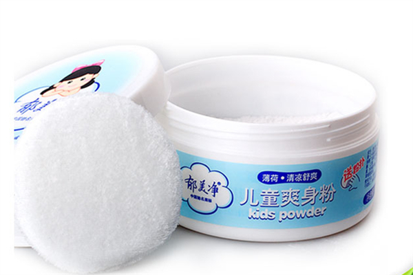 痱子粉對(duì)寶寶有有害嗎 痱子粉寶寶能用嗎 痱子粉對(duì)寶寶有有害嗎 痱子粉寶寶能用嗎