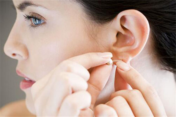 耳洞旁邊長了個(gè)小疙瘩 耳洞旁邊有小疙瘩怎么辦 耳洞旁邊長了個(gè)小疙瘩 耳洞旁邊有小疙瘩怎么辦