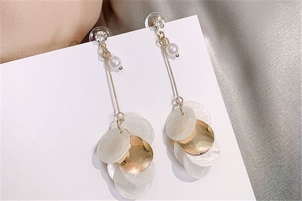 耳洞打哪個(gè)位置好看 耳洞打歪了怎么辦 耳洞打哪個(gè)位置好看 耳洞打歪了怎么辦