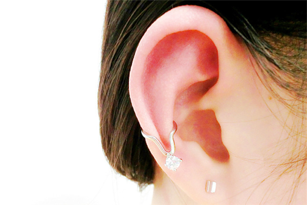 耳洞旁邊長了個(gè)小疙瘩 耳洞旁邊有小疙瘩怎么辦 耳洞旁邊長了個(gè)小疙瘩 耳洞旁邊有小疙瘩怎么辦