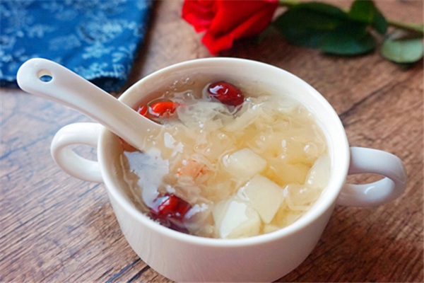 銀耳湯有膠原蛋白嗎 銀耳湯可以美容養(yǎng)顏嗎 銀耳湯有膠原蛋白嗎 銀耳湯可以美容養(yǎng)顏嗎