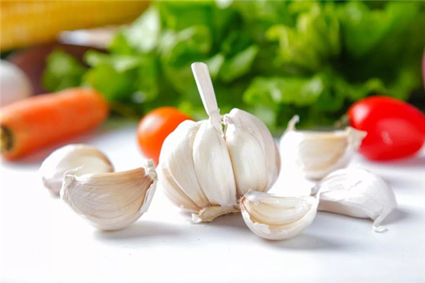 大蒜放肚臍眼有什么功效 大蒜的功效是什么 大蒜放肚臍眼有什么功效 大蒜的功效是什么