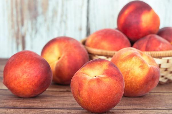 桃子可以和牛奶一起吃嗎 桃子可以和西瓜一起吃 桃子可以和牛奶一起吃嗎 桃子可以和西瓜一起吃