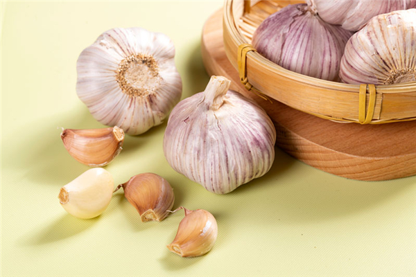 大蒜泡酒能補(bǔ)腎壯陽(yáng)是真的嗎 大蒜泡酒的正確方法 大蒜泡酒能補(bǔ)腎壯陽(yáng)是真的嗎 大蒜泡酒的正確方法