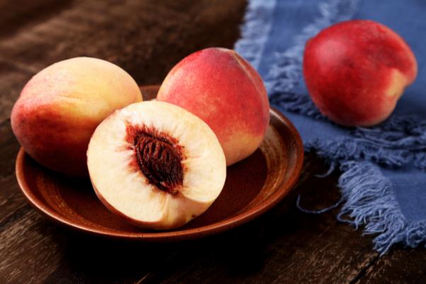 吃桃子會(huì)不會(huì)長(zhǎng)胖 吃桃子要不要?jiǎng)兤? alt=