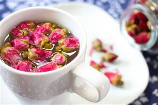 玫瑰花茶和什么搭配最好 玫瑰花茶和蜂蜜搭配有何效果 玫瑰花茶和什么搭配最好 玫瑰花茶和蜂蜜搭配有何效果