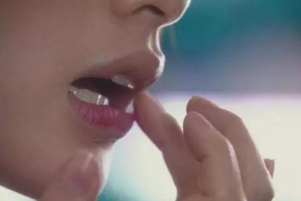 唇炎可以涂潤(rùn)唇膏嗎 唇炎可以涂凡士林嗎 唇炎可以涂潤(rùn)唇膏嗎 唇炎可以涂凡士林嗎