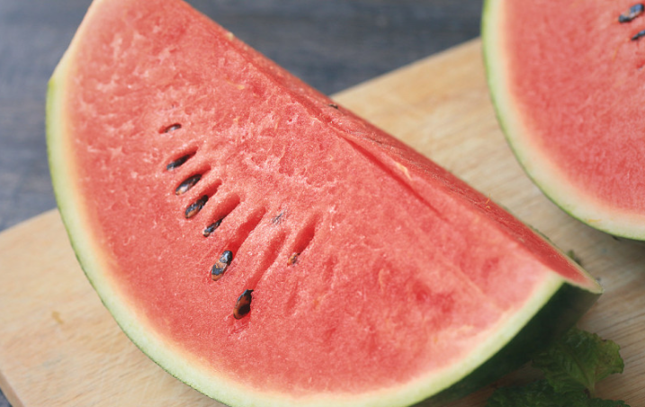 冰鎮(zhèn)西瓜可以吃嗎 冰鎮(zhèn)西瓜隔夜能吃嗎 冰鎮(zhèn)西瓜可以吃嗎 冰鎮(zhèn)西瓜隔夜能吃嗎