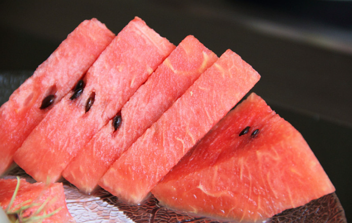 西瓜在冰箱可以放多久 西瓜冷凍后解凍還能吃嗎 西瓜在冰箱可以放多久 西瓜冷凍后解凍還能吃嗎