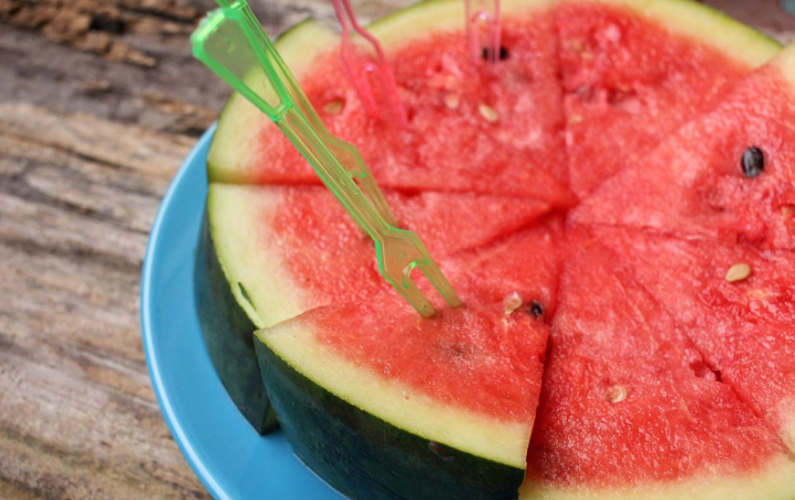 冰鎮(zhèn)西瓜的功效與作用 冰鎮(zhèn)西瓜是放冷藏還是冷凍 冰鎮(zhèn)西瓜的功效與作用 冰鎮(zhèn)西瓜是放冷藏還是冷凍