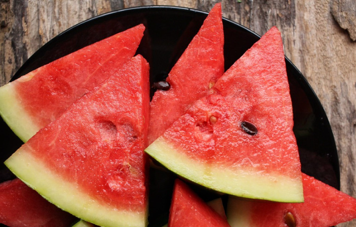 冰鎮(zhèn)西瓜可以吃嗎 冰鎮(zhèn)西瓜隔夜能吃嗎 冰鎮(zhèn)西瓜可以吃嗎 冰鎮(zhèn)西瓜隔夜能吃嗎