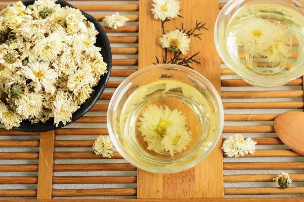 菊花茶是白菊花好還是黃菊花好 菊花茶是泡的好還是煮的好 菊花茶是白菊花好還是黃菊花好 菊花茶是泡的好還是煮的好