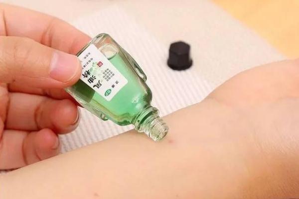 風(fēng)油精對(duì)嬰兒有影響嗎 風(fēng)油精嬰兒可以用嗎 風(fēng)油精對(duì)嬰兒有影響嗎 風(fēng)油精嬰兒可以用嗎