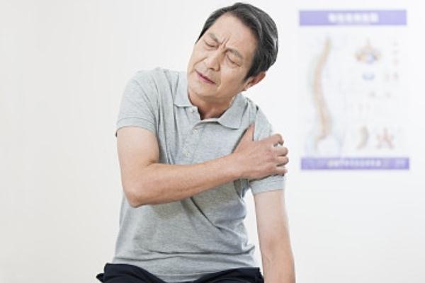 肩周炎貼什么膏藥好 肩周炎可以熱敷嗎 肩周炎貼什么膏藥好 肩周炎可以熱敷嗎
