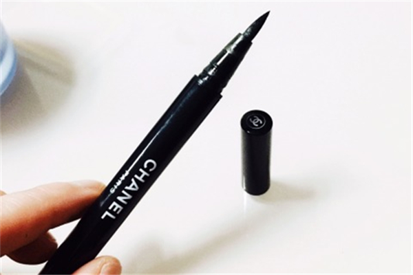 眼線筆和眼線膠筆的區(qū)別 眼線筆有幾種類型 眼線筆和眼線膠筆的區(qū)別 眼線筆有幾種類型