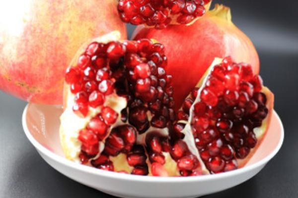 吃石榴有助于排便嗎 吃石榴不吐籽有危害嗎 吃石榴有助于排便嗎 吃石榴不吐籽有危害嗎