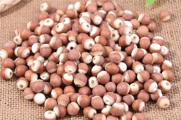 芡實為什么有的白色有的紅色 芡實紅的好還是白的好 芡實為什么有的白色有的紅色 芡實紅的好還是白的好