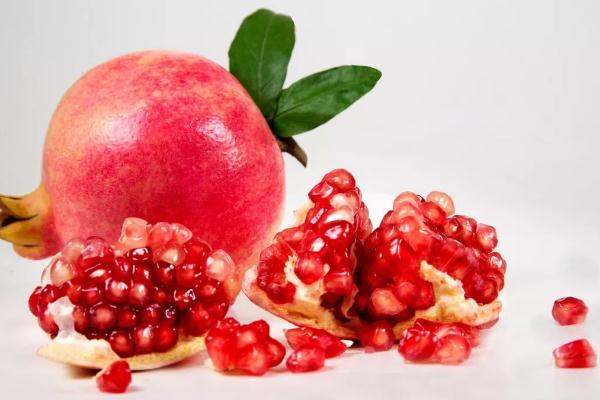 石榴的營(yíng)養(yǎng)價(jià)值與功效 哪些人不適宜吃石榴 石榴的營(yíng)養(yǎng)價(jià)值與功效 哪些人不適宜吃石榴