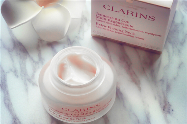 頸霜可以用面霜代替嗎 頸霜可以用在臉上嗎 頸霜可以用面霜代替嗎 頸霜可以用在臉上嗎