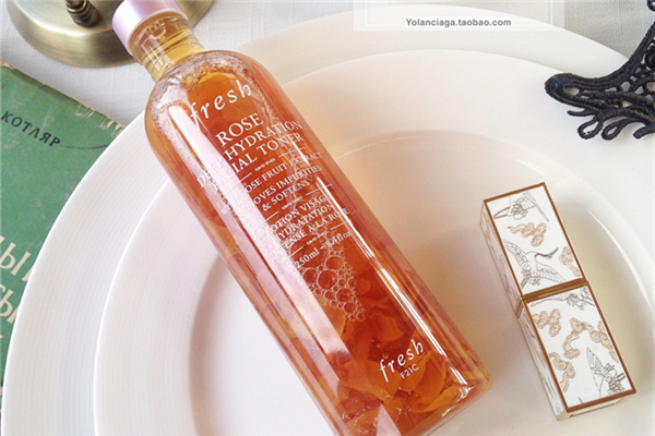 玫瑰水要避光保存嗎 玫瑰水可以收縮毛孔嗎 玫瑰水要避光保存嗎 玫瑰水可以收縮毛孔嗎