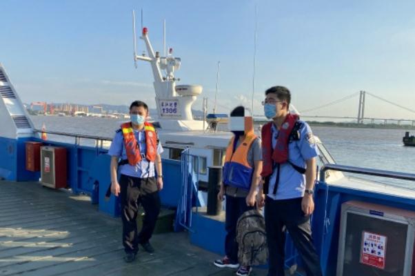 男子為回揚州套游泳圈強渡長江 游泳體力不支怎么辦 男子為回揚州套游泳圈強渡長江 游泳體力不支怎么辦