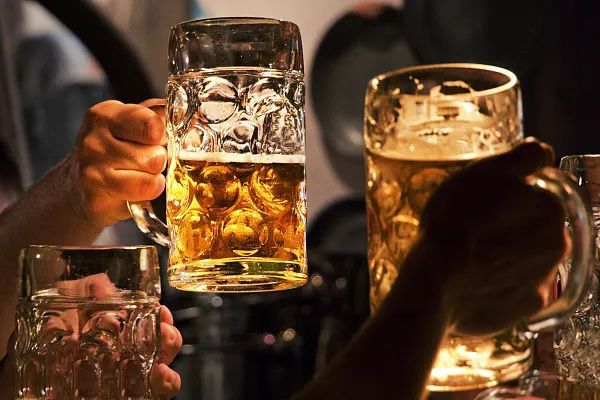 參與勸酒可能構成共同犯罪 勸酒是違法行為嗎