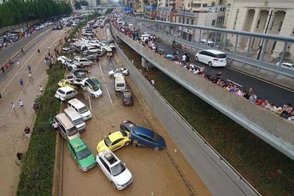 被鄭州暴雨淹沒的車后來都怎樣了 暴雨來臨要注意什么 被鄭州暴雨淹沒的車后來都怎樣了 暴雨來臨要注意什么