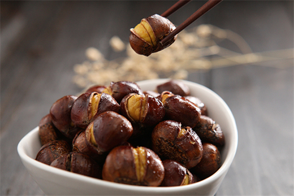 糖炒栗子的營養(yǎng)和功效 糖炒栗子適合什么人吃 糖炒栗子的營養(yǎng)和功效 糖炒栗子適合什么人吃