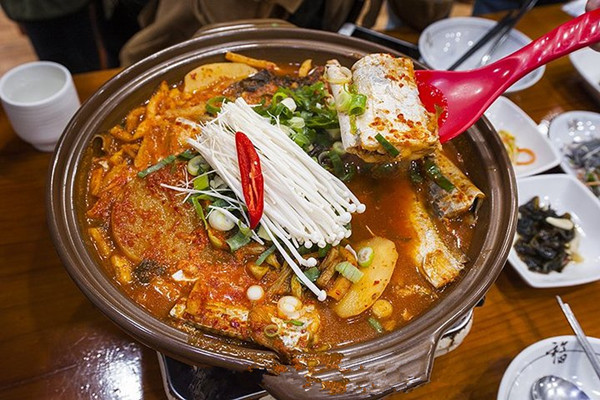 帶魚可以煮火鍋吃嗎 帶魚火鍋怎么燒 帶魚可以煮火鍋吃嗎 帶魚火鍋怎么燒