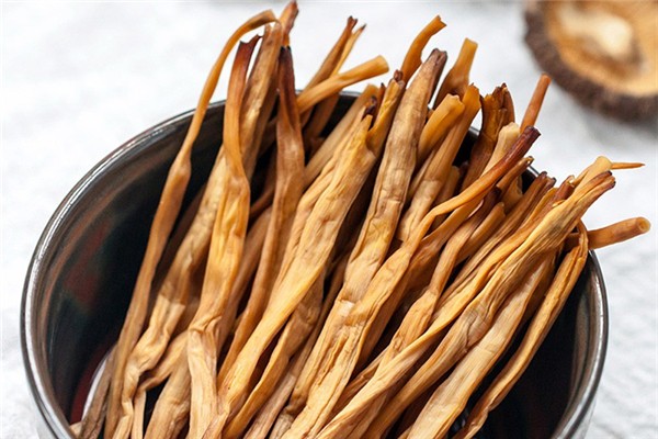 黃花菜一次吃多少合適 黃花菜吃多了有害處嗎 黃花菜一次吃多少合適 黃花菜吃多了有害處嗎