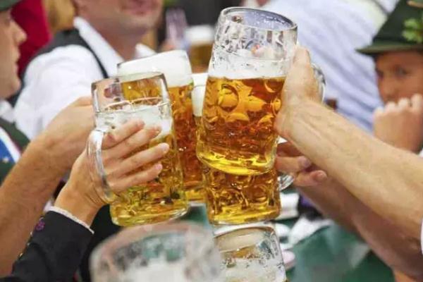 15歲女孩喝13瓶啤酒后飆車撞桿 喝啤酒對身體有什么好處和壞處 15歲女孩喝13瓶啤酒后飆車撞桿 喝啤酒對身體有什么好處和壞處