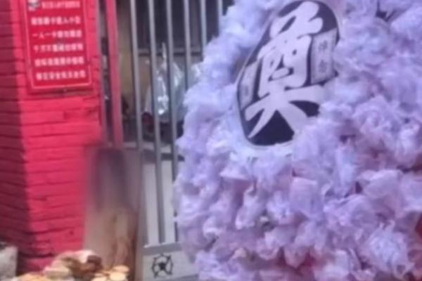 男子為尋妻在小區(qū)門口設靈堂 夫妻矛盾最好的解決方式 男子為尋妻在小區(qū)門口設靈堂 夫妻矛盾最好的解決方式