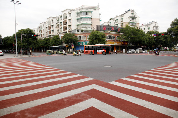 倆女孩在斑馬線上坐臥爬行拍照 行人過斑馬線的規(guī)則