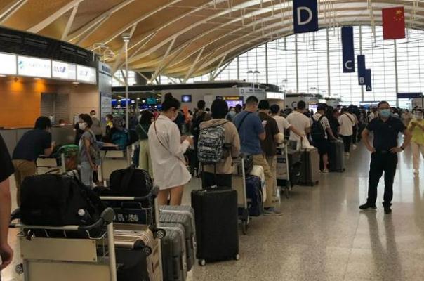 赴美留學(xué)機場排長隊十萬票價再現(xiàn) 國外留學(xué)哪個國家比較好 赴美留學(xué)機場排長隊十萬票價再現(xiàn) 國外留學(xué)哪個國家比較好