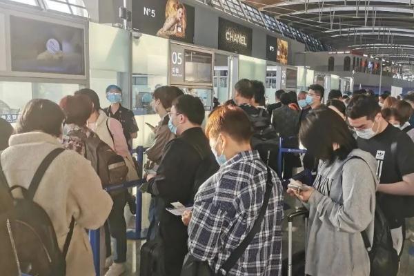 赴美留學(xué)機場排長隊十萬票價再現(xiàn) 國外留學(xué)哪個國家比較好 赴美留學(xué)機場排長隊十萬票價再現(xiàn) 國外留學(xué)哪個國家比較好