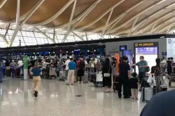 上海浦東機場回應留學生排長隊值機 美國留學需要什么要求 上海浦東機場回應留學生排長隊值機 美國留學需要什么要求