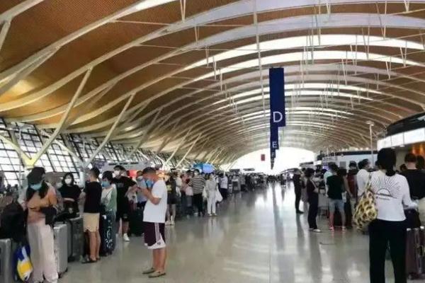 上海浦東機場回應留學生排長隊值機 美國留學需要什么要求 上海浦東機場回應留學生排長隊值機 美國留學需要什么要求