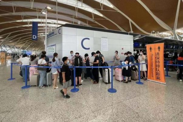 上海浦東機場回應留學生排長隊值機 美國留學需要什么要求 上海浦東機場回應留學生排長隊值機 美國留學需要什么要求