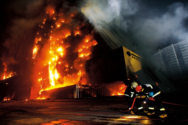 高樓起火居民搭人梯救出兩名女童 高樓起火如何自救逃生 高樓起火居民搭人梯救出兩名女童 高樓起火如何自救逃生