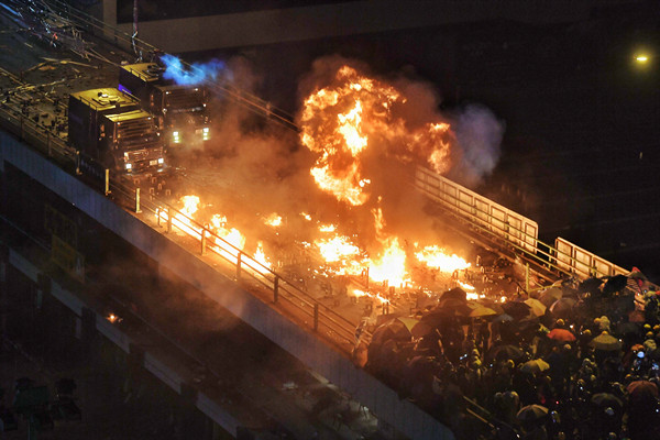 高樓起火居民搭人梯救出兩名女童 高樓起火如何自救逃生 高樓起火居民搭人梯救出兩名女童 高樓起火如何自救逃生