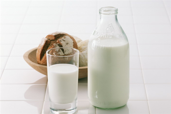 牛奶和奶粉哪個(gè)有營養(yǎng)哪個(gè)更好 牛奶和奶粉一樣嗎 牛奶和奶粉哪個(gè)有營養(yǎng)哪個(gè)更好 牛奶和奶粉一樣嗎