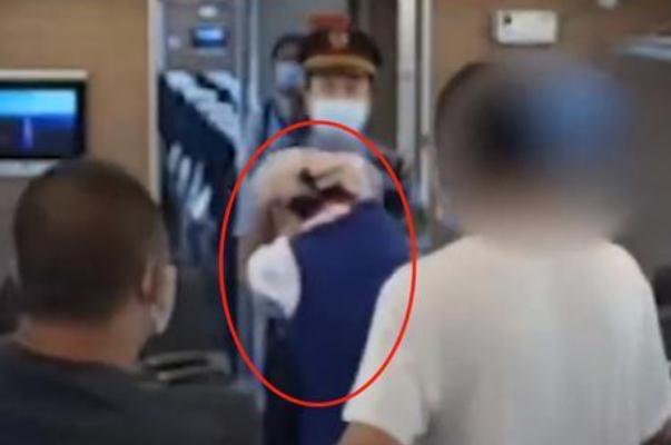 男子高鐵拒戴口罩毆打13人被行拘 隨意毆打他人怎么處理 男子高鐵拒戴口罩毆打13人被行拘 隨意毆打他人怎么處理