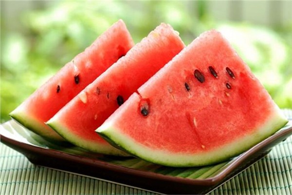 小伙為減肥吃冰西瓜進(jìn)ICU 隔夜冰西瓜能吃嗎 小伙為減肥吃冰西瓜進(jìn)ICU 隔夜冰西瓜能吃嗎