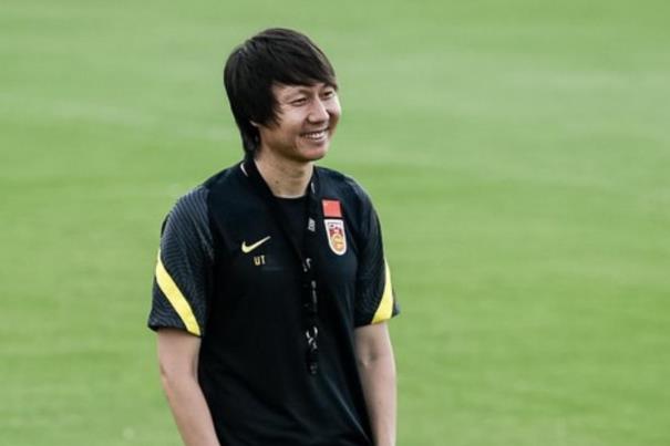 國足主帥李鐵簽約至2026年 踢足球會導(dǎo)致o型腿嗎 國足主帥李鐵簽約至2026年 踢足球會導(dǎo)致o型腿嗎