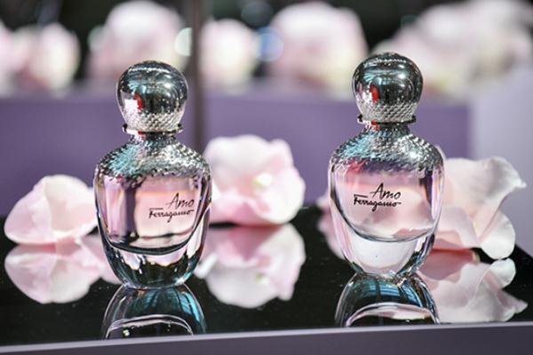 香水是易燃易爆物品嗎 香水是香精和什么的混合物 香水是易燃易爆物品嗎 香水是香精和什么的混合物