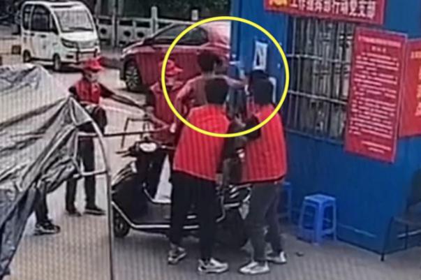 警方通報(bào)男子闖卡與志愿者發(fā)生沖突 防疫卡點(diǎn)主要負(fù)責(zé)什么 警方通報(bào)男子闖卡與志愿者發(fā)生沖突 防疫卡點(diǎn)主要負(fù)責(zé)什么