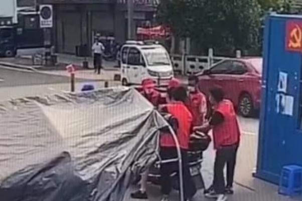 警方通報(bào)男子闖卡與志愿者發(fā)生沖突 防疫卡點(diǎn)主要負(fù)責(zé)什么 警方通報(bào)男子闖卡與志愿者發(fā)生沖突 防疫卡點(diǎn)主要負(fù)責(zé)什么